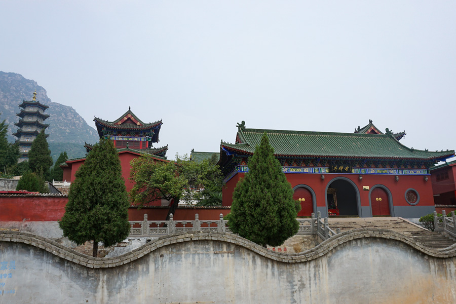 始祖山塔陵园旁的古禅寺